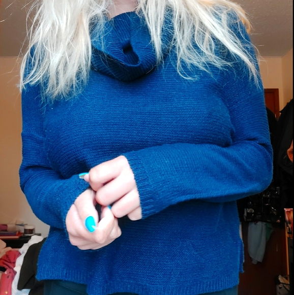 A blue cowlneck sweater - Picture 1 of 3